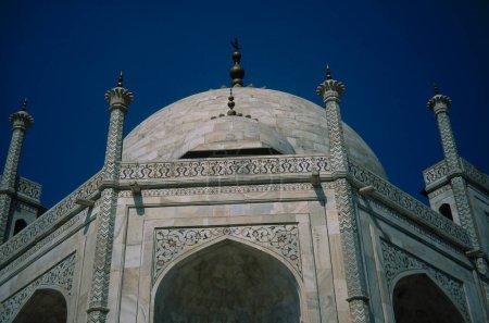 Téléchargez les photos : Dôme de Taj mahal Septième merveille du monde ; Agra ; Uttar Pradesh ; Inde - en image libre de droit