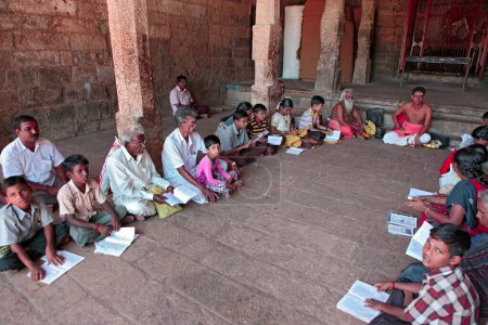 Téléchargez les photos : Enfants avec des aînés apprenant les écritures de pandit than javur tamilnadu Inde Asie - en image libre de droit