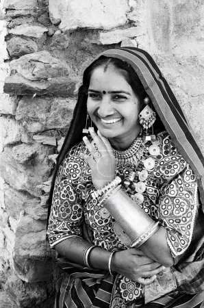 Téléchargez les photos : Femme en costume traditionnel, village ghanéen, district de Kutch, Gujarat, Inde - en image libre de droit