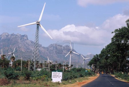 Foto de Molino de viento granja, generación de energía, tamil nadu, India - Imagen libre de derechos