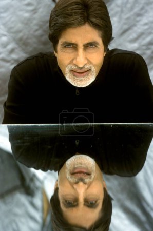 Foto de Sur de Asia, India Actor estrella de cine de Bollywood Amitabh Bachchan Mirror imagen tomada para el lanzamiento de Aks en la India - Imagen libre de derechos