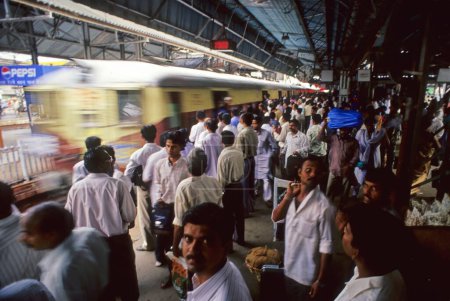 Téléchargez les photos : Foule à la gare ferroviaire, Mumbai, Maharashtra, Inde - en image libre de droit