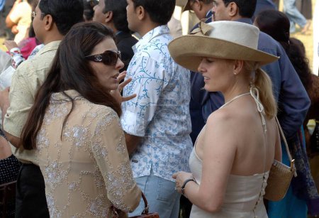 Téléchargez les photos : Foule de courses de chevaux à l'hippodrome de Mahalaxmi, Mumbai, Inde, Asie - en image libre de droit