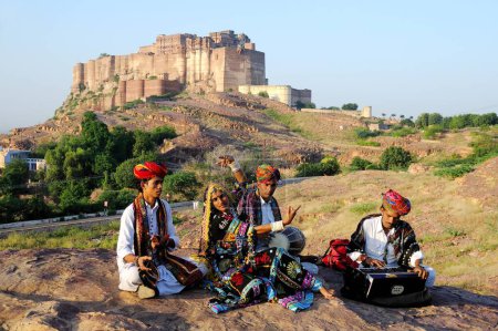 Téléchargez les photos : Kalbeliya danseuse folklorique et musicienne au fort Meherangarh, Jodhpur, Rajasthan, Inde - en image libre de droit