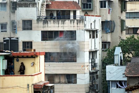 Foto de Explosión de granadas desde la casa del narimán después del ataque terrorista de muyahidines decanos, Bombay Mumbai, Maharashtra, India 26-noviembre-2008 - Imagen libre de derechos