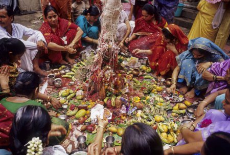Téléchargez les photos : Femmes vénération de la cuve sacrée ou banyan Tree sur Vat Savitri ou Vat Purnima Festival, bomay mumbai, maharashtra, Inde - en image libre de droit