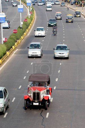 Téléchargez les photos : Une voiture ancienne au rassemblement de voitures anciennes tenu à Kala Ghoda à Bombay Mumbai, Maharashtra, Inde - en image libre de droit