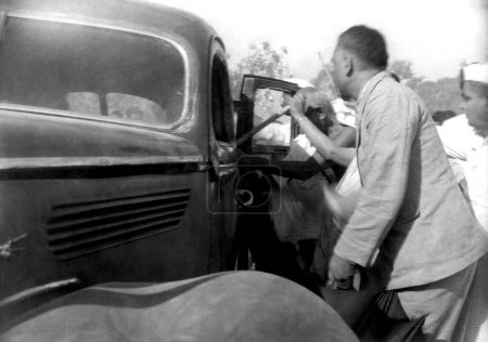 Téléchargez les photos : Mahatma Gandhi monter dans une voiture dans Bihar, 1947, Inde - en image libre de droit