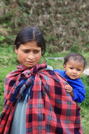 Téléchargez les photos : Femme tribale Khasi portant un enfant sur le dos, Cherrapunjee, Sohra, Meghalaya, Inde - en image libre de droit