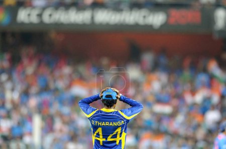 Foto de El jugador de Sri Lanka Upul Tharanga reacciona durante la final de la Copa Mundial de la CCI 2011 entre India y Sri Lanka en el estadio Wankhede el 2 de abril de 2011 en Mumbai India - Imagen libre de derechos