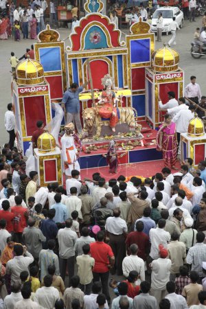 Téléchargez les photos : Navaratri dandiya garba Festival, Procession de Ma Ambadevi, Bhavani Devi de Kalwa à Tembhi Naka, Thane, Maharashtra, Inde, - en image libre de droit
