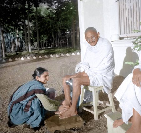 Foto de Ashramite Dr Lilavatiben Asha washing Mahatma Gandhi feet, Surat, India, Asia, enero 1939 - Imagen libre de derechos