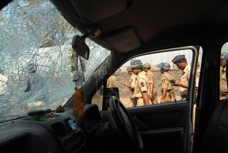 Foto de Personal policial patrullando cuando los manifestantes rompen cristales de vehículos en Bhandup después de que la comunidad dalit recurriera a protestas violentas, Bombay ahora Mumbai, Maharashtra, India - Imagen libre de derechos