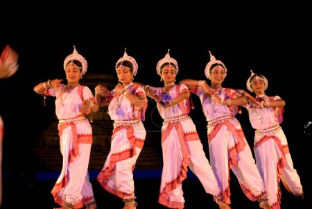 Téléchargez les photos : Danseurs Odissi dans une scène mythologique avec en toile de fond le complexe du temple solaire du patrimoine mondial à Konarak, Orissa, Inde - en image libre de droit