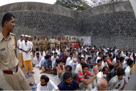 Téléchargez les photos : Méditation de groupe en Arthur Road Jail, Mumbai, Maharashtra, Inde, Asie - en image libre de droit
