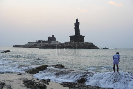 Foto de Vista del amanecer del Monumento a Vivekananda y estatua del poeta tamil Thiruvalluvar ubicada en las Islas Rocosas; Kanyakumari; Tamil Nadu; India - Imagen libre de derechos