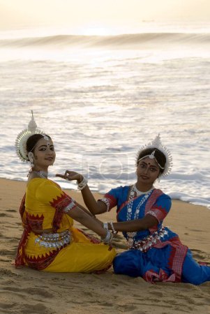 Foto de Bailarines de Odissi actuando en la playa de Chandrabhaga cerca de Konarak, Orissa, India - Imagen libre de derechos