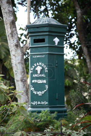 Téléchargez les photos : Ancienne boîte aux lettres mentionnant Cleared à Travancore Anchal exposée au siège social ; Alappuzha ; Kerala ; Inde - en image libre de droit