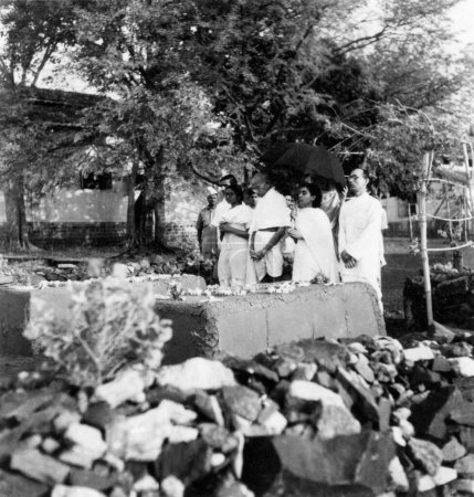 Foto de Manu Gandhi, Mahatma Gandhi, Sushila Nayar, Mirabehn y Pyarelal Nayar en los cementerios de samadhis de Kasturba Gandhi y Mahadev Desai en el Palacio de Aga Khan en Pune, 1944 - Imagen libre de derechos