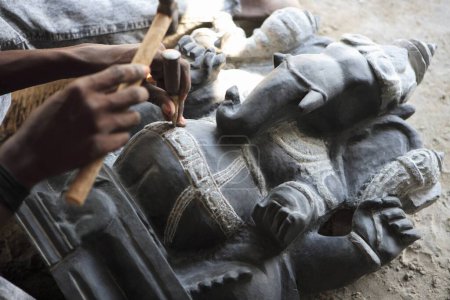 Téléchargez les photos : Artiste local faisant des sculptures de Lord Ganesha au complexe du temple Shore ; Mahabalipuram ; District Chengalpattu ; Tamil Nadu ; Inde - en image libre de droit