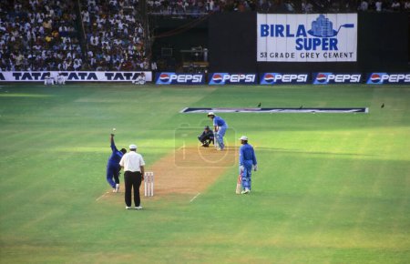 Téléchargez les photos : Match de cricket sur le stade le jour - en image libre de droit