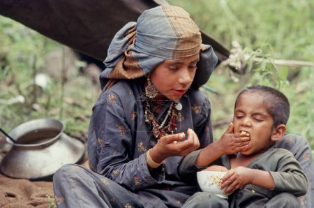 Foto de Chica y niño comiendo comida en Jammu y Cachemira India - Imagen libre de derechos