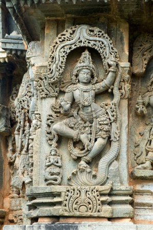 Gott Krishna mit einer Schlange, die auf den Hoysaleswara-Tempel geschnitzt wurde; Halebid Halebidu; Hassan; Karnataka; Indien