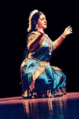 Foto de Bailarina Clásica India Chitra Visweswaran interpretando un solo Bharat Natyam Dance, India - Imagen libre de derechos