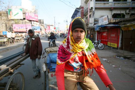Foto de Extractor de Rickshaw con camiseta con foto del capitán de cricket indio Mohinder Singh Dhoni, capital de la ciudad de Ranchi, Jharkhand, India - Imagen libre de derechos