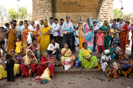 Téléchargez les photos : Pèlerins attendant de prendre trempette sainte, jabalpur, madhya pradesh, Inde, Asie - en image libre de droit