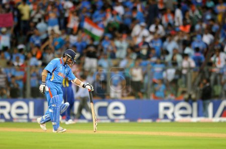 Téléchargez les photos : Le batteur indien Sachin Tendulkar avant de prendre la garde au bâton lors de la finale de la Coupe du monde de cricket ICC contre Sri Lanka a joué au stade Wankhede à Mumbai en Inde le 02 avril 2011 - en image libre de droit
