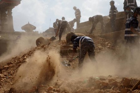Téléchargez les photos : Personnel de l'armée et de la police nettoyer les débris, tremblement de terre, nepal, asie - en image libre de droit