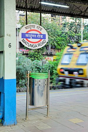 Téléchargez les photos : Matunga Road Railway Station, Mumbai, Maharashtra, Inde, Asie - en image libre de droit