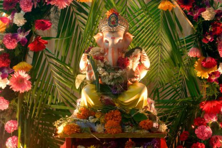 Téléchargez les photos : Idole du Seigneur Ganesh avec décoration de fleurs ; adoration pour le festival Ganapati à la maison ; éléphant dirigé dieu de l'hindouisme ; Bombay Mumbai ; Maharashtra ; Inde - en image libre de droit