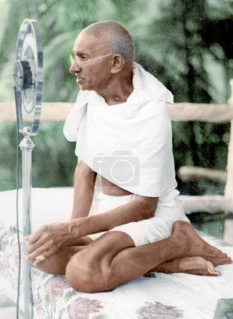 Photo for Mahatma Gandhi speaking in Bombay after return to India from UK, December 28, 1931 - Royalty Free Image