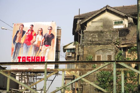 Téléchargez les photos : Vieux bâtiment et Bollywood hindi affiche du film Tashan at Grant road, Bombay now Mumbai, Maharashtra, Inde - en image libre de droit