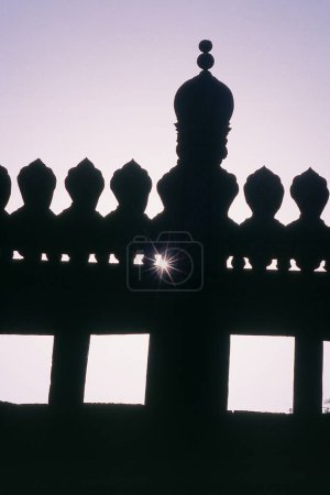 Téléchargez les photos : Tombeaux Silhouette Qutb Shahi, Fort Golconda, Hyderabad, Andhra Pradesh, Inde, Asie - en image libre de droit