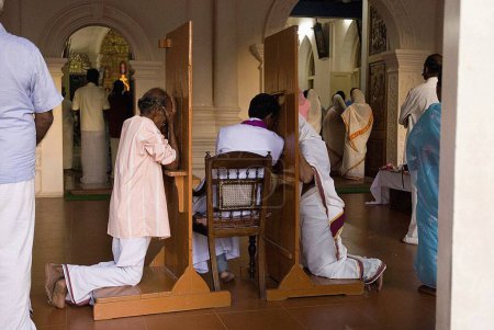 Téléchargez les photos : Les gens qui confessent est la foi chrétienne et la pratique, Kerala, Inde - en image libre de droit
