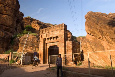 Téléchargez les photos : Entrée du fort Badami VIIe siècle ; Karnataka ; Inde - en image libre de droit