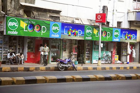 Foto de Publicidad hording BPL and Vodaphone mobile out of shop, DR. Gopalrao Deshmukh marg, Peddar road, Grant Road, Bombay Mumbai, Maharashtra, India - Imagen libre de derechos