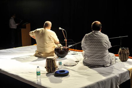 Téléchargez les photos : Retour Vue du musicien indien classique Ustad Sabir Khan et Shujaat Khan Mumbai Asie Inde - en image libre de droit