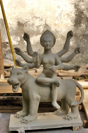 Téléchargez les photos : Déesse incomplète sculpture Durga sur lion en argile pour la célébration de Durga Pooja ; Rajkot ; Gujarat ; Inde - en image libre de droit