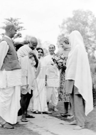 Téléchargez les photos : Mahadev Desai, Mahatma Gandhi, Sushila Nayar, Pyarelal Nayar et Agatha Harrison à Birla House, Mumbai, 1939, Inde - en image libre de droit