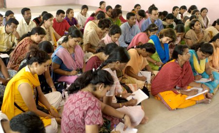 Téléchargez les photos : Session de formation à Ralegan Siddhi près de Pune ; Maharashtra ; Inde - en image libre de droit