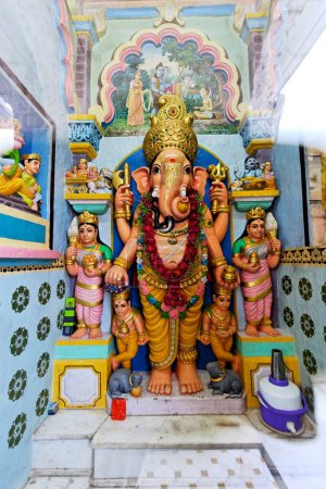 Téléchargez les photos : Statue du seigneur Ganesh dieu à tête d'éléphant ; temple swaminarayen ; BAPS ; Gondal ; district Rajkot ; Saurashtra ; Gujarat ; Inde - en image libre de droit