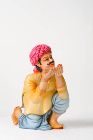 Foto de Figura de arcilla, estatua del hombre rajasthani posando para el agua potable - Imagen libre de derechos