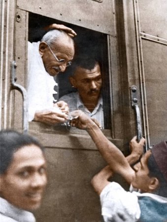 Téléchargez les photos : Mahatma Gandhi collecte de l'argent pour le Fonds Harijan par la fenêtre du train, Pune, Maharashtra, Inde, Asie, 15 juin 1944 - en image libre de droit