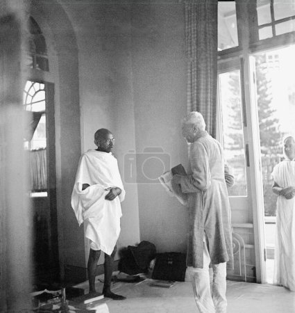 Téléchargez les photos : Mahatma Gandhi dans un intérieur de luxe - en image libre de droit