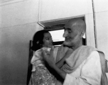 Foto de Khan Abdul Gaffar Khan con Mahatma Gandhis nieta en Pune, 1944 - Imagen libre de derechos