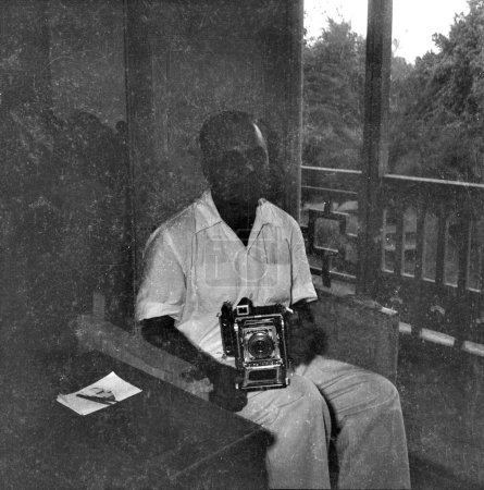 Foto de Viejo vintage negro y blanco 1900s foto del fotógrafo indio con la velocidad Graflex gráfico cámara India 1940 - Imagen libre de derechos